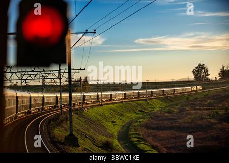 13 maggio 2018, Sud Africa: Treno di lusso Rovos Rail che viaggia tra città del Capo e Pretoria in Sudafrica. Pride of Africa splendidamente ricostruito treno classico che fa parte della lussuosa flotta Rovos Rail di proprietà privata (immagine di credito: © Sergi Reboredo/ZUMA Wire) Foto Stock