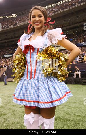 31 ottobre 2010: I New Orleans Saints Cheeleaders, i Saintsations, mostrano il loro spirito di Halloween con nuovi costumi nella seconda metà durante la partita tra i New Orleans Saints e i Pittsburgh Steelers al Louisiana Superdome di New Orleans, Louisiana. I Saints vinsero 20-10. (Immagine di credito: © Don Page/ZUMA Wire) Foto Stock