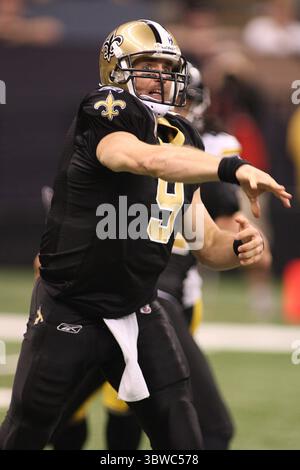 31 ottobre 2010: Il quarterback dei New Orleans Saints Drew Brees (9) lancia la palla durante la partita tra i New Orleans Saints e i Pittsburgh Steelers al Louisiana Superdome di New Orleans, Louisiana. I Saints vinsero 20-10. (Immagine di credito: © Don Page/ZUMA Wire) Foto Stock