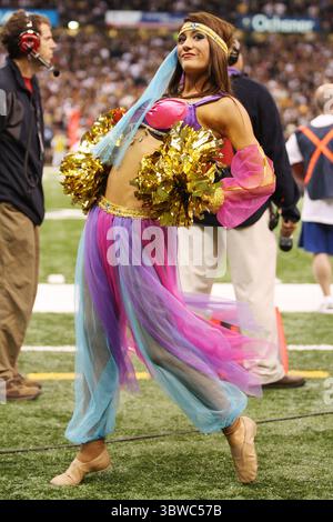 31 ottobre 2010: I New Orleans Saints Cheeleaders, i Saintsations, mostrano il loro spirito di Halloween con nuovi costumi nella seconda metà durante la partita tra i New Orleans Saints e i Pittsburgh Steelers al Louisiana Superdome di New Orleans, Louisiana. I Saints vinsero 20-10. (Immagine di credito: © Don Page/ZUMA Wire) Foto Stock