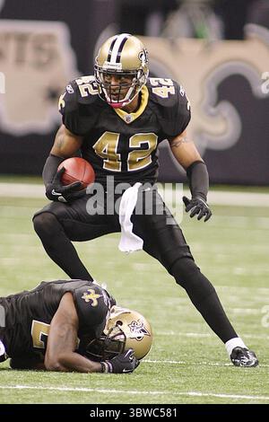 31 ottobre 2010: La safety dei New Orleans Saints Darren Sharper (42) intercetta il pallone durante la gara tra i New Orleans Saints e i Pittsburgh Steelers al Louisiana Superdome di New Orleans, Louisiana. I Saints vinsero 20-10. (Immagine di credito: © Don Page/ZUMA Wire) Foto Stock