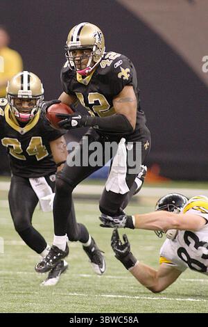31 ottobre 2010: La safety dei New Orleans Saints Darren Sharper (42) intercetta il pallone durante la gara tra i New Orleans Saints e i Pittsburgh Steelers al Louisiana Superdome di New Orleans, Louisiana. I Saints vinsero 20-10. (Immagine di credito: © Don Page/ZUMA Wire) Foto Stock