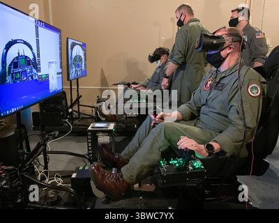 24 novembre 2020 - Corpus Christi, Texas, USA - Vice Comandante per l'aviazione del tenente generale Mark Wise, a destra, e Capo dell'addestramento aeronavale Rear Adm. Robert Westendorff, a sinistra, gestiscono un addestratore di volo in realtà virtuale, parte del Naval Aviation Training Next - Project Avenger, durante una visita all'addestramento Air Wing 4 presso la Naval Air Station Corpus Christi, 24 novembre 2020. Il progetto Avenger è un programma prototipo progettato per addestrare gli aviatori navali ad un livello di competenza maggiore in un periodo di tempo più breve rispetto al programma tradizionale per aumentare la disponibilità degli aviatori della flotta. TRAWING-4 comp Foto Stock