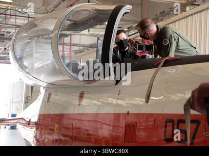 24 novembre 2020 - Corpus Christi, Texas, USA - Capitano Jeremy Rifas, a sinistra, commodoro of Training Air Wing (TRAWING) 4, briefs Marine Corps Deputy Commandant for Aviation LT. Mark Wise sul velivolo da addestramento primario T-6B Texan II durante una visita alla Naval Air Station Corpus Christi, 24 novembre 2020. TRAWING-4 comprende quattro squadroni di addestramento che conducono addestramento di volo primario, intermedio e avanzato per i piloti della Marina, del corpo dei Marines e della Guardia Costiera. (Immagine di credito: © U.S. Navy/ZUMA Wire/ZUMAPRESS.com) Foto Stock