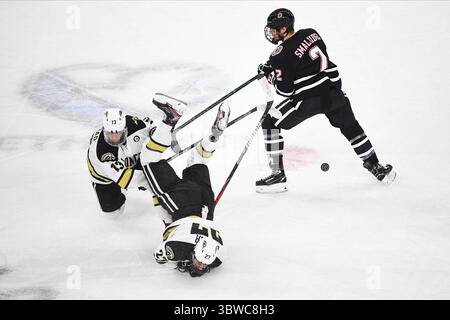 3 dicembre 2020 l'attaccante dei Western Michigan Broncos Ty Glover (27) e l'attaccante dei Western Michigan Broncos Drew Worrad (13) si scontrano di fronte al difensore dei Nebraska-Omaha Mavericks Jason Smallidge (2) durante una partita di hockey maschile NCAA D1 tra la University of Nebraska - Omaha Mavericks e i Western Michigan Broncos alla Baxter arena di Omaha ne, sede della NCHC ''Hub' le prime gare in condizioni di protezione della National Conference 38. Omaha ha vinto 10 a 2. Foto di Russell Hons/CSM(immagine di credito: &Copy; Russell Hons/CSM via ZUMA Wire) Foto Stock