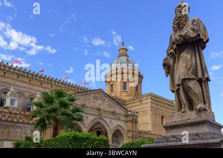 Sculture di fronte alla Cattedrale di Palermo (Arcidiocesi cattolica di Palermo), dedicata all'assunzione della Vergine maria situata in Foto Stock