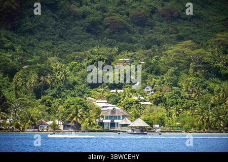 22 marzo 2015, Polinesia francese: Montagne verdi e costa nel molo di Bora Bora Vaitape, Isole della società, Polinesia francese, Pacifico meridionale. (Immagine di credito: © Sergi Reboredo/ZUMA Wire) Foto Stock