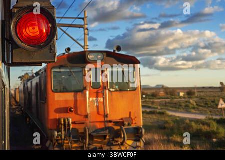 12 maggio 2018, Sud Africa: Treno di lusso Rovos Rail che viaggia tra città del Capo e Pretoria in Sudafrica. Pride of Africa splendidamente ricostruito treno classico che fa parte della lussuosa flotta Rovos Rail di proprietà privata (immagine di credito: © Sergi Reboredo/ZUMA Wire) Foto Stock
