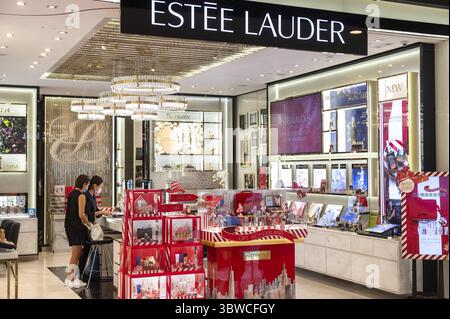 8 ottobre 2020, Hong Kong, Cina: Multinazionale americana per la cura della pelle, marchio di prodotti di bellezza, logo EstÃ©e Lauder visto a Hong Kong. (Immagine di credito: © Budrul Chukrut/SOPA Images via ZUMA Wire) Foto Stock