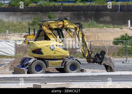 Wickrange, Lussemburgo - Vista su un escavatore gommato giallo Mecalac 15MWR per lavori in terra in cantiere. Foto Stock