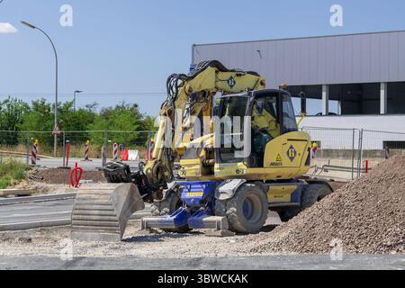 Wickrange, Lussemburgo - Vista su un escavatore gommato giallo Mecalac 15MWR per lavori in terra in cantiere. Foto Stock