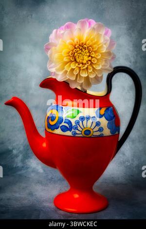 Teiera danese con Pink Dahlia natura morta Foto Stock