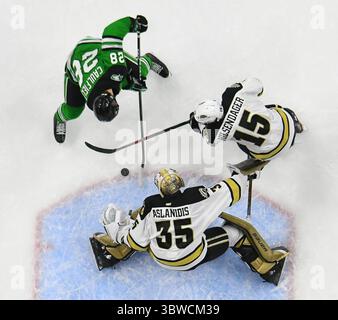 6 dicembre 2020 l'attaccante dei North Dakota Fighting Hawks Judd Caulfield (28) e il difensore dei Western Michigan Broncos Daniel Hilsendager (15) combattono per il puck davanti al portiere dei Western Michigan Broncos Alex Aslanidis (35) durante una partita di hockey maschile NCAA D1 tra gli University of North Dakota Fighting Hawks e i Western Michigan Broncos presso la Baxter Arena di Omaha, sede della NCHC ''Pod'', dove le prime 38 partite della National Collegiate Hockey Conference vengono giocate in condizioni sicure per proteggersi dal Covid-19. Il North Dakota ha vinto 8-2. Foto di Russell Hons/CSM(immagine di credito: &Copy; Foto Stock