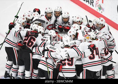 6 dicembre 2020 i giocatori del St. Cloud State si riuniscono in rete prima di una partita di hockey maschile NCAA D1 tra l'Università del Nebraska Omaha Mavericks e i St. Cloud State Huskies presso la Baxter Arena di Omaha, ne, sede della NCHC ''Pod'' dove vengono giocate le prime 38 partite della .National Collegiate Hockey Conference in condizioni sicure per proteggersi dal Covid-19. Omaha porta da 4 a 3 dopo 2 periodi. Foto di Russell Hons/CSM(immagine di credito: &Copy; Russell Hons/CSM via ZUMA Wire) Foto Stock