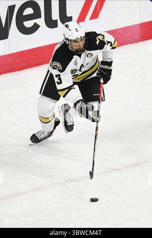 6 dicembre 2020 il difensore dei Western Michigan Broncos Michael Joyaux (3) pattina con il puck durante una partita di hockey maschile NCAA D1 tra la University of North Dakota Fighting Hawks e i Western Michigan Broncos alla Baxter Arena di Omaha ne, sede della NCHC ''Pod'' dove vengono giocate le prime 38 partite della National Collegiate Hockey Conference in condizioni sicure per proteggere da Covid-19. Il North Dakota ha vinto 8-2. Foto di Russell Hons/CSM(immagine di credito: &Copy; Russell Hons/CSM via ZUMA Wire) Foto Stock