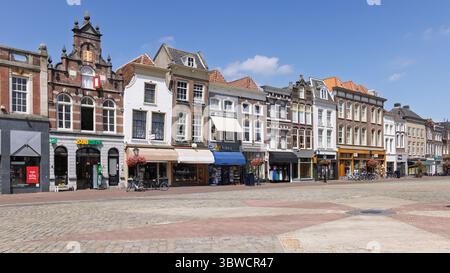 Affascinante fila della storica città olandese di Gouda, con case e negozi in una vivace piazza cittadina che mostra la classica architettura europea. Foto Stock