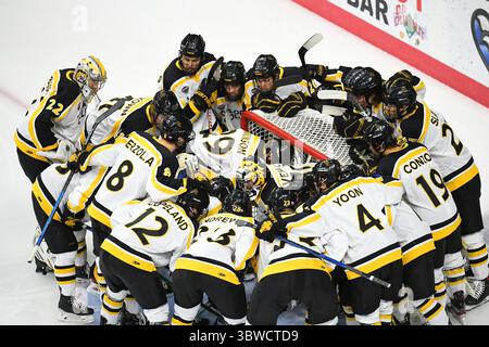 8 dicembre 2020 i giocatori del Colorado College si riuniscono in rete prima di una partita di hockey maschile NCAA D1 tra i Western Michigan Broncos e i Colorado College Tigers presso la Baxter Arena di Omaha, Nebraska, sede della NCHC ''Pod'' dove le prime 38 partite della .National Collegiate Hockey Conference vengono giocate in condizioni sicure per proteggere da Covid-19. CC conduce 2-0 dopo 1 periodo di gioco. Foto di Russell Hons/CSM(immagine di credito: &Copy; Russell Hons/CSM via ZUMA Wire) Foto Stock