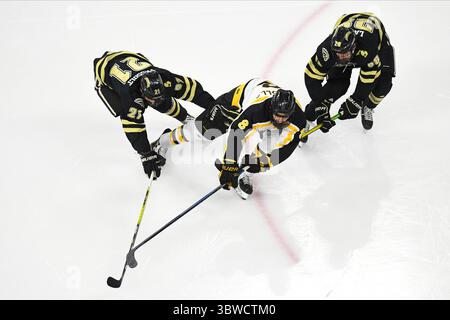 8 dicembre 2020 l'attaccante dei Western Michigan Broncos Josh Passolt (21), il difensore dei Colorado College Tigers Zach Berzolla (8) e l'attaccante dei Western Michigan Broncos Hugh Larkin (28) combattono per un puck durante una partita di hockey maschile NCAA D1 tra i Western Michigan Broncos e i Colorado College Tigers presso l'arena Baxter di Omaha ne, sede della NCHC ''Pod''' dove le prime 38 partite della National Collegiate Hockey-Conference sono state giocate in condizioni sicure. Il Colorado College vinse il tie-breaker in un tiro dopo che la partita terminò con un pareggio di 3-3. Foto di Russell Hons/CSM(Cred Foto Stock