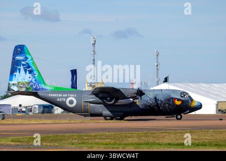 Fairford, Regno Unito. 16 luglio 2025. Aerei militari da tutto il mondo arrivano in anticipo per il Royal International Air Tattoo (RIAT) di quest'anno che si svolgerà da venerdì 18 a domenica 20 agosto. Lockheed C-130 Hercules dell'aeronautica pakistana al RIAT 2025. Crediti: Uwe Deffner/Alamy Live News Foto Stock