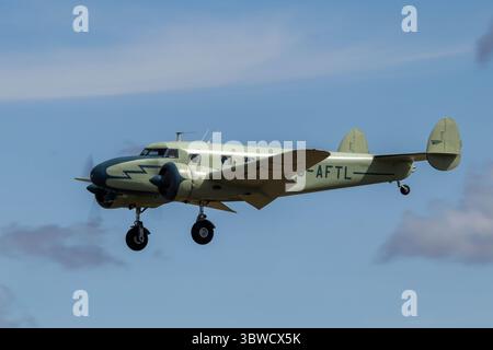 Fairford, Regno Unito. 16 luglio 2025. Aerei militari da tutto il mondo arrivano in anticipo per il Royal International Air Tattoo (RIAT) di quest'anno che si svolgerà da venerdì 18 a domenica 20 agosto. Lockheed L-12 Electra Junior al RIAT 2025. Crediti: Uwe Deffner/Alamy Live News Foto Stock