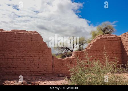 Mura in mattoni rovinate adiacenti alla chiesa di Mayorazgo a Catamarca, Argentina. Vestigia di antiche costruzioni in ambiente rurale Foto Stock