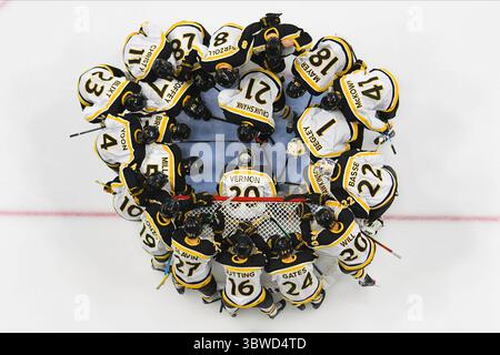 9 dicembre 2020 i giocatori del Colorado College si riuniscono in rete prima di una partita di hockey maschile NCAA D1 tra i Nebraska-Omaha Mavericks e i Colorado College Tigers presso la Baxter Arena di Omaha, ne, sede della NCHC ''Pod'' dove le prime 38 partite della .National Collegiate Hockey Conference vengono giocate in condizioni sicure per proteggere da Covid-19. Omaha ha vinto 6-1. Foto di Russell Hons/CSM(immagine di credito: &Copy; Russell Hons/CSM via ZUMA Wire) Foto Stock