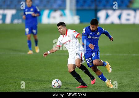 12 dicembre 2020, Getafe, MADRID, SPAGNA: Marcos Acuna di Siviglia e Cucho Hernandez di Getafe in azione durante il campionato spagnolo, la Liga Santander, partita di calcio giocata tra Getafe CF e Siviglia FC al Coliseum Alfonso Perez il 12 dicembre 2020, a Getafe, Madrid, Spagna (immagine di credito: © Oscar J. Barroso/AFP7 via ZUMA Wire) Foto Stock