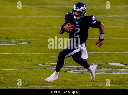 13 dicembre 2020, Philadelphia, Pennsylvania, Stati Uniti: 13 dicembre, 2020: il quarterback di Philadelphia Jalen Hurts corre la palla durante il match di football tra i New Orleans Saints e i Philadelphia Eagles al Lincoln Financial Field di Philadelphia, Pennsylvania. Scott serio/Cal Sport Media (immagine di credito: &Copy; Scott serio/CSM tramite cavo ZUMA) Foto Stock