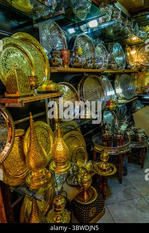 FES Old Medina- prodotti in vendita in un negozio, FES, Fès-Meknès, Marocco Foto Stock
