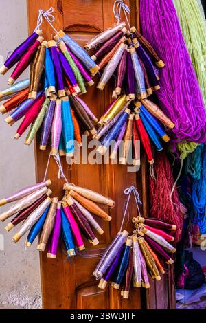 FES Old Medina- prodotti in vendita in un negozio, FES, Fès-Meknès, Marocco Foto Stock
