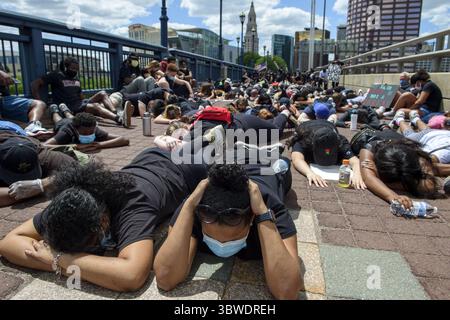 14 dicembre 2020, Stati Uniti: Diverse centinaia di manifestanti tengono una veglia silenziosa di 8 minuti e 46 secondi sul Founders Bridge il 7 giugno 2020, dopo una marcia attraverso East Hartford, Connecticut, in onore di George Floyd e altri membri della comunità nera uccisi dalla polizia. (Immagine di credito: © TNS via cavo ZUMA) Foto Stock