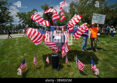 Burlington, Massachusetts, Stati Uniti. 16 luglio 2025. 13a manifestazione settimanale «testimoniare» al di fuori della struttura del New England per l’immigrazione e l’applicazione delle dogane (ICE) a Burlington. La struttura, 26 km a nord-ovest di Boston, Massachusetts, ospita persone detenute dal GHIACCIO negli stati di Rhode Island, Connecticut, Massachusetts, New Hampshire, Maine e Vermont. Centinaia hanno partecipato alla manifestazione pacifica settimanale contro ICE, Donald Trump e la sua attuale amministrazione fuori dalla struttura. Crediti: Chuck Nacke / Alamy Live News Foto Stock