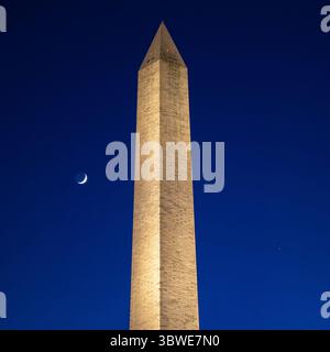 18 dicembre 2020, Washington, District of Columbia, USA: The Moon, sinistra, Saturno, in alto a destra e Giove, in basso a destra, si vedono dopo il tramonto con il monumento a Washington, giovedì sera tardi a Washington. I due pianeti si stanno avvicinando l'uno all'altro nel cielo mentre si dirigono verso una "grande congiunzione" il 21 dicembre, dove i due pianeti giganti appariranno a un decimo di distanza l'uno dall'altro. (Immagine di credito: © Bill Ingalls/NASA/ZUMA Wire/ZUMAPRESS.com) Foto Stock