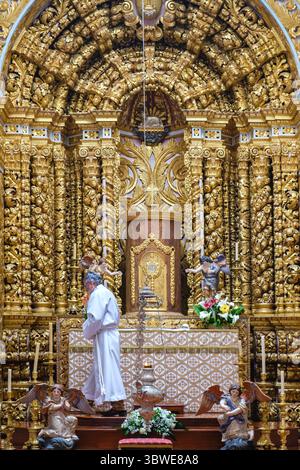Sacerdote, Igreja de Sao Jose, Chiesa dell'altare di San Giuseppe, Convento de Nossa Senhora da Conceicao, Convento di nostra Signora della Concezione, Ponta Delgada Foto Stock