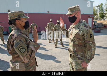 2 dicembre 2020 - Giordania - secondo tenente Ericka Boney, 146th Expeditionary Signal Brigade, Florida Army National Guard, è promosso a 1st tenente dal generale di brigata Win Burkett, vice comandante delle operazioni per la Task Force Spartan, 2 dicembre 2020. Burkett poi amministrò il giuramento di carica che riafferma l'impegno di un soldato a servire fedelmente il proprio paese. Il 146th ESB è attualmente responsabile delle comunicazioni tattiche nell'area delle operazioni della Task Force Spartan. (Immagine di credito: © U.S. Army/ZUMA Wire/ZUMAPRESS.com) Foto Stock