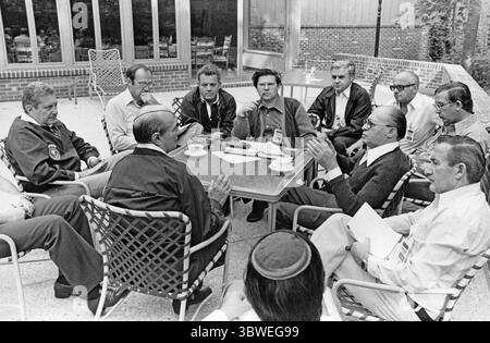 2 settembre 1978 - Thurmont, Maryland, Stati Uniti d'America - il primo ministro MENACHEM BEGIN di Israele, informa i membri della delegazione israeliana sul portico di Laurel Lodge a Camp David, il ritiro presidenziale degli Stati Uniti vicino a Thurmont, Maryland, per discutere il vertice con il presidente Sadat d'Egitto (non nella foto) e il presidente degli Stati Uniti Carter (non nella foto. Nella foto sono visibili il ministro degli Esteri MOSHE DAYAN di Israele, in basso a sinistra al centro, e il ministro della difesa EZER WEIZMAN, a sinistra. (Immagine di credito: © White House/ZUMA Wire/ZUMAPRESS.com) Foto Stock