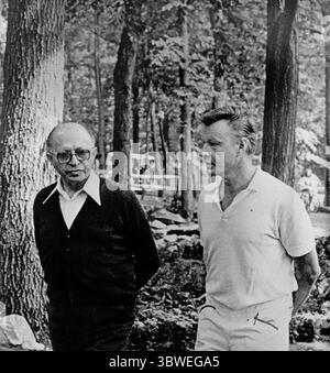 12 settembre 1978 - Thurmont, Maryland, Stati Uniti d'America - il primo ministro MENACHEM BEGIN, a sinistra, e il consigliere per la sicurezza nazionale ZBIGNIEW BRZEZINSKI, a destra, parlano mentre camminano lungo un sentiero a Camp David, il ritiro presidenziale, prima del loro incontro martedì 12 settembre 1978. (Immagine di credito: © White House/ZUMA Wire/ZUMAPRESS.com) Foto Stock