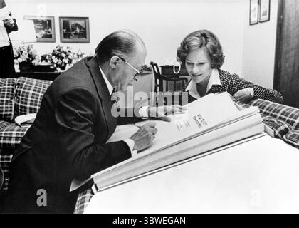 14 settembre 1978 - Thurmont, Maryland, Stati Uniti d'America - il primo ministro MENACHEM BEGIN of Israel, a sinistra, inscrive un libro regalo alla first lady ROSALYNN CARTER, a destra, contenente le opere di 10 pittori israeliani a Birch Lodge a Camp David, il ritiro presidenziale vicino Thurmont, Maryland. (Immagine di credito: © White House/ZUMA Wire/ZUMAPRESS.com) Foto Stock