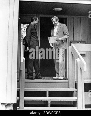 17 settembre 1978 - Thurmont, Maryland, Stati Uniti d'America - il Presidente ANWAR AL-SADAT, di sinistra, e il Vice Presidente WALTER MONDALE parlano sul portico di Camp David, durante le ultime ore del Summit di pace Egitto-Israele. (Immagine di credito: © White House/ZUMA Wire/ZUMAPRESS.com) Foto Stock