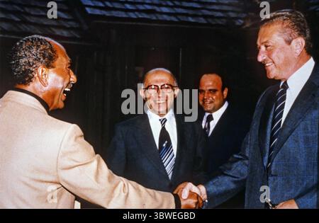 11 settembre 1978 - Thurmont, Maryland, Stati Uniti d'America - il presidente egiziano ANWAR AL-SADAT, a sinistra, stringe la mano al ministro della difesa EZER WEIZMAN di Israele, a destra, mentre il primo ministro MENACHEM BEGIN di Israele, al centro, guarda Camp David, il ritiro presidenziale degli Stati Uniti vicino a Thurmont, Maryland durante il vertice per stringere un accordo di pace. Un membro non identificato della delegazione israeliana guarda avanti dal centro destro. (Immagine di credito: © White House/ZUMA Wire/ZUMAPRESS.com) Foto Stock