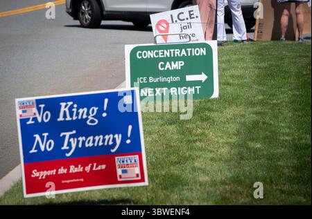 Burlington, Massachusetts, Stati Uniti. 16 luglio 2025. 13a manifestazione settimanale «testimoniare» al di fuori della struttura del New England per l’immigrazione e l’applicazione delle dogane (ICE) a Burlington. La struttura, 26 km a nord-ovest di Boston, Massachusetts, ospita persone detenute dal GHIACCIO negli stati di Rhode Island, Connecticut, Massachusetts, New Hampshire, Maine e Vermont. Centinaia hanno partecipato alla manifestazione pacifica settimanale contro ICE, Donald Trump e la sua attuale amministrazione fuori dalla struttura. Cartelli posizionati dai dimostranti sul marciapiede. Crediti: Chuck Nacke / Alamy Live News Foto Stock