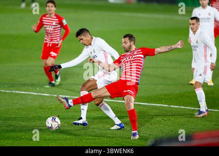 23 dicembre 2020, Valdebebas, MADRID, SPAGNA: Roberto Soldado di Granada e Raphael Varane del Real Madrid in azione durante il campionato spagnolo, la Liga Santander, partita di calcio giocata tra Real Madrid e Granada CF al Ciudad Deportiva Real Madrid il 23 dicembre 2020, a Valdebebas, Madrid, Spagna (immagine di credito: © Oscar J. Barroso/AFP7 via cavo ZUMA) Foto Stock