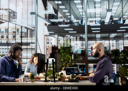 Responsabile aziendale che lavora alla pianificazione finanziaria e alla definizione degli obiettivi, mettendo in evidenza le competenze in materia di allocazione delle risorse e gestione del budget. CEO che analizza i report e le previsioni online. Foto Stock