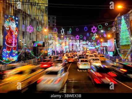 24 dicembre 2020, Kolkata, Bengala Occidentale, India: Strade di Kolkata vicino all'area di Park Street vista decorata con splendide luci alla vigilia di Natale. (Immagine di credito: © Avishek Das/SOPA Images via ZUMA Wire) Foto Stock