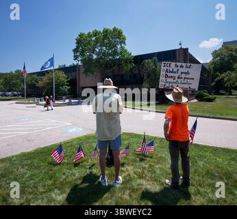 Burlington, Massachusetts, Stati Uniti. 16 luglio 2025. 13a manifestazione settimanale 'Bearing Witness' al di fuori della struttura del New England di Immigration and Customs Enforcement (ICE) a Burlington. La struttura, 26 km a nord-ovest di Boston, Massachusetts, ospita persone detenute dal GHIACCIO negli stati di Rhode Island, Connecticut, Massachusetts, New Hampshire, Maine e Vermont. Centinaia hanno partecipato alla manifestazione pacifica settimanale contro ICE, Donald Trump e la sua attuale amministrazione fuori dalla struttura. Crediti: Chuck Nacke / Alamy Live News Foto Stock