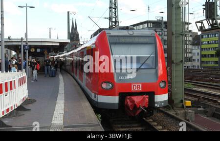 DATA RECORD NON DICHIARATA Eine S-Bahn der Linie S11 hält in der Haltestelle Hansaring. Köln Nordrhein-Westfalen *** un treno S-Bahn sulla linea S11 ferma alla fermata Hansaring Köln Nordrhein Westfalen Foto Stock