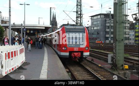 DATA RECORD NON DICHIARATA Eine S-Bahn der Linie S11 hält in der Haltestelle Hansaring. Köln Nordrhein-Westfalen *** un treno S-Bahn sulla linea S11 ferma alla fermata Hansaring Köln Nordrhein Westfalen Foto Stock