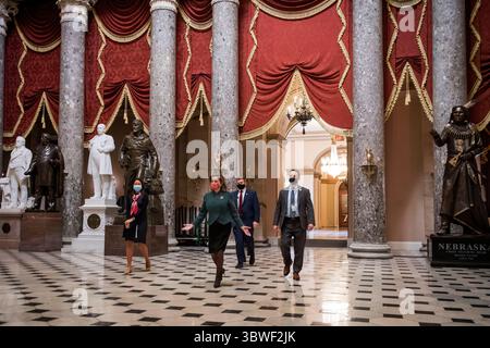 28 dicembre 2020, Washington, District of Columbia, USA: La relatrice della camera dei rappresentanti degli Stati Uniti Nancy Pelosi (Democratica della California) arriva al Campidoglio degli Stati Uniti a Washington, DC, lunedì 28 dicembre 2020. La camera dei rappresentanti si riunisce per un veto che sostituisce il voto sul National Defense Authorization Act (NDAA). Credito: Rod Lamkey / CNP (immagine di credito: © Rod Lamkey - CNP/CNP tramite filo ZUMA) Foto Stock