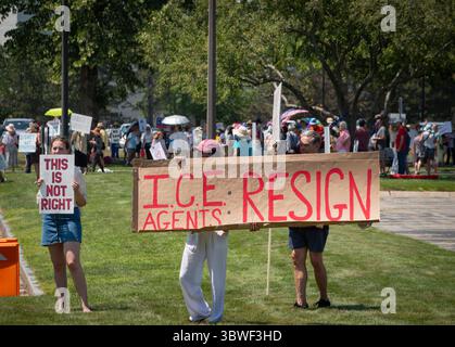 Burlington, Massachusetts, Stati Uniti. 16 luglio 2025. 13a manifestazione settimanale «testimoniare» al di fuori della struttura del New England per l’immigrazione e l’applicazione delle dogane (ICE) a Burlington. La struttura, 26 km a nord-ovest di Boston, ospita persone detenute dal GHIACCIO negli stati di Rhode Island, Connecticut, Massachusetts, New Hampshire, Maine e Vermont. Centinaia di persone hanno partecipato alla manifestazione pacifica contro L'ICE, Donald Trump e la sua attuale amministrazione al di fuori della struttura. Crediti: Chuck Nacke / Alamy Live News Foto Stock