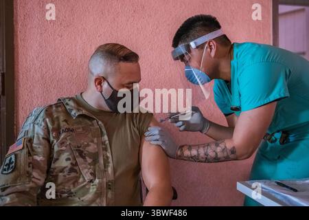 22 dicembre 2020 - Honolulu, Hawaii, USA - Brig. Il generale Moses Kaoiwi Jr., comandante della Joint Task Force della Guardia Nazionale delle Hawaii (HING) riceve la sua prima dose di vaccino COVID-19 da parte dello staff del Tripler Army Medical Center, 22 dicembre 2020, Honolulu, Hawaii. I membri HING attivati per assistere nella risposta pandemica hanno avuto la possibilità di ricevere il loro vaccino nei prossimi giorni. (Immagine di credito: © John Schoebel/U.S. Army/ZUMA Wire/ZUMAPRESS.com) Foto Stock